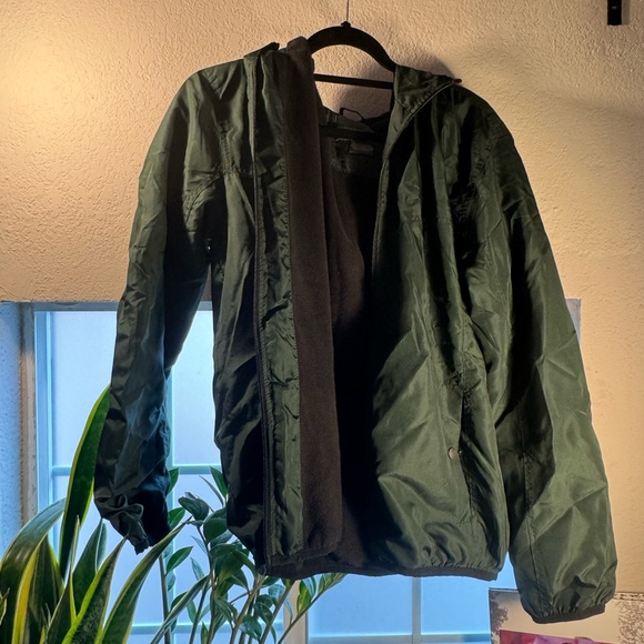 Olive green windbreaker - Picture 2 of 3